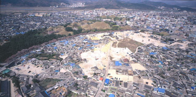 쪽샘지구 철거 당시 항공사진. 쪽샘 발굴사업을 위해 일대 건물들을 철거하면서 이 일대가 공동화 우범화되고 있다. 일대 건물들이 모두 철거되면서 도시 한가운데 황량하기 그지없는 풍경이 연출되고 있다.