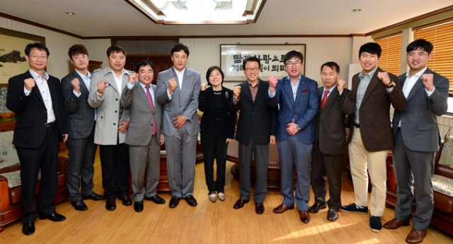 프로야구 사상 첫 통합 4연패(정규시즌+한국시리즈 우승)를 달성하며 여덟 번째 챔피언 자리에 오른 삼성 라이온즈 선수와 임원들이 21일 매일신문사를 방문해 그동안 아낌없는 격려와 성원을 보내준 매일신문 임직원들에게 감사의 인사를 전하고 함께 파이팅을 외치고 있다. 정운철 기자 woon@msnet.co.kr