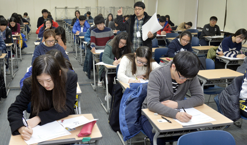 2015학년도 경북대학교 수시모집 대학진학적성검사(AAT)가 22일 경북대에서 치러진 가운데 응시자들이 배부받은 답안지에 이름을 적고 있다. 성일권 기자 sungig@msnet.co.kr