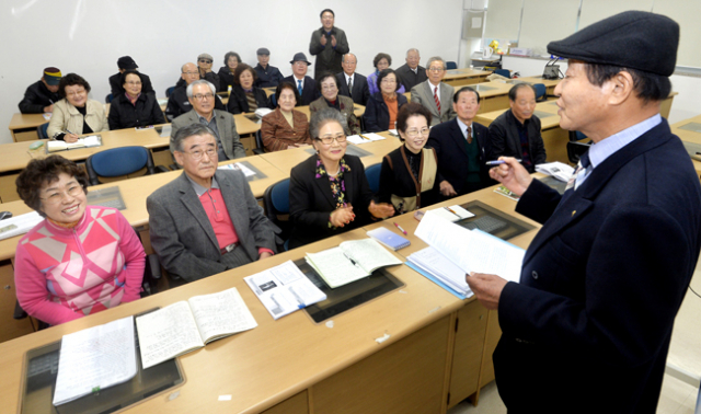 24일 경북대학교 평생교육원의 명예대학원 종합반 강의실에서 70~100세 어르신 1학년생들이 