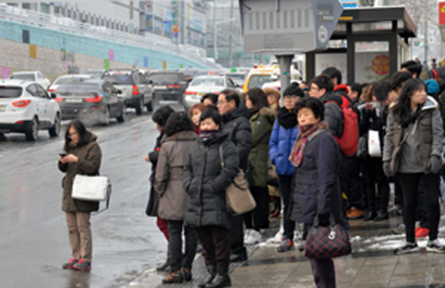 8일 오전 3.5㎝가량의 적설량을 보인 대구 수성구 만촌네거리~관계네거리 양방향 6㎞ 구간이 얼어붙은 빙판길을 거북 운행하는 차량들로 정체를 빚고 있는 가운데 시민들이 시내버스를 기다리고 있다. 우태욱 기자 woo@msnet.co.kr