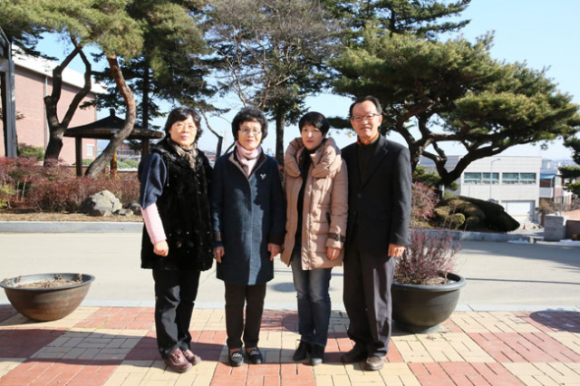 모교인 문경여고에 매년 장학금 400만원을 기탁하기로 한 네 자매의 막내 이은아 씨와 어머니 김순교 씨가 9일 첫 장학금 400만원을 기탁한 뒤 문경여고 교정에서 기념촬영을 했다. 왼쪽부터 이창옥 교장, 김순교 씨, 이은아 씨, 장종환 교감. 문경여고 제공