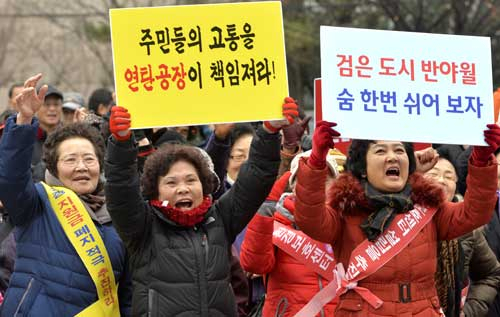 10일 대구시청 앞에서 동구 안심연료단지 주민 400여 명이 연료단지 폐쇄, 연료안정지원금 폐지, 환경보건시민센터 건립 등을 촉구하며 시위를 벌이고 있다. 성일권 기자 sungig@msnet.co.kr