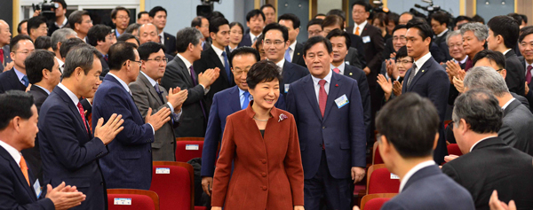 박근혜 대통령이 17일 오전 구미시 신평동 옛 금오공대 터 모바일융합기술센터에서 열린 