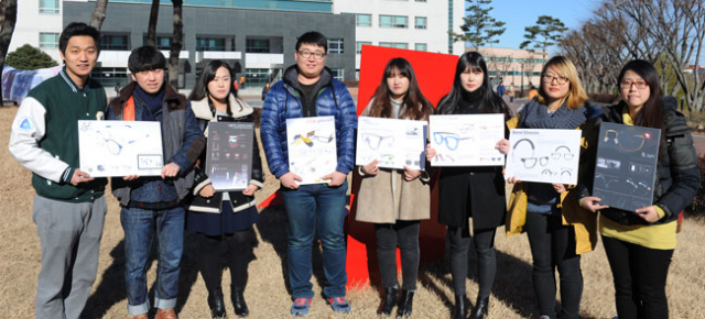 제15회 대한민국안경디자인공모전에서 수상한 대구가톨릭대 학생들. 대구가톨릭대 제공