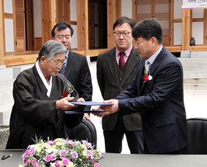 24일 오전 안동시 정상동 안동종가음식체험관에서 (주)예미정이 자신들의 한옥 건축물 관리권을 안동 권씨 부정공파 대곡문중에 위임한다는 양해각서(MOU)를 체결했다. 예미정 제공