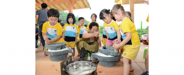 마비정 벽화마을 농촌 체험장을 찾은 어린이들이 두부 만들기 체험을 하고 있다. 달성군 제공