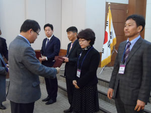 청도군이 2014년 음식문화개선사업 최우수 기관으로 선정되어 기관표창을 수상하고 있다. (청도군 제공)