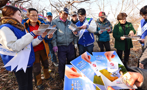 제1회 전국동시조합장 선거(농협, 수협, 산림조합장)를 앞두고 26일 오후 농협 대학생 공명선거 서포터스가 과열, 혼탁선거를 방지하기 위해 청도군 화양읍 복숭아밭에서 조합원들에게 홍보 책자 등을 배부하며 깨끗한 선거를 홍보하고 있다. 전국동시조합장 선거는 3월 11일 실시될 예정이다. 정운철 기자 woon@msnet.co.kr