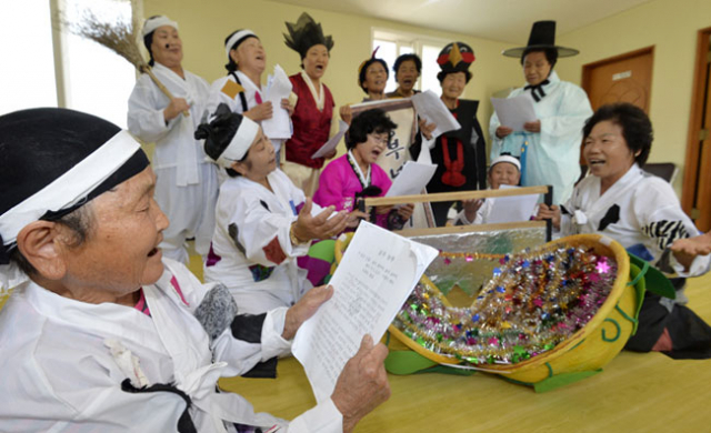 칠곡군 북삼읍 어로1리 인문학마을 보람할매연극단. 할머니들은 마을회관에서 진행된 성인문해교실 보람학당에서 한글을 깨치고 직접 대본을 읽으며 연극 