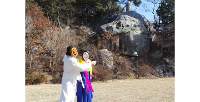 하회별신굿에 등장하는 부네와 이매탈이 안동시 이천동 연미사 제비원 앞에서 과거 보러 떠난 선비를 기다리다 지쳐 미륵이 됐다는 애틋한 전설을 설명하고 있다.