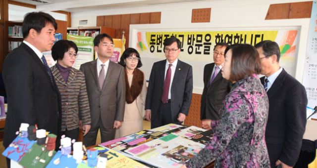 대구시의회 교육위원들이 4일 북구 동변중학교를 방문, 그동안 자유학기제를 시범 운영한 성과와 문제점에 대해 학교 관계자로부터 설명을 듣고 있다. 대구시의회 제공