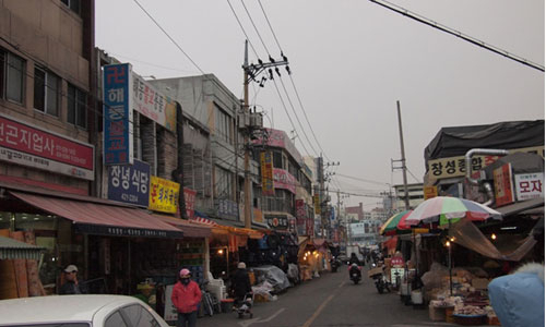 대구경북 모두 도소매업이 위축된 것으로 나타났다. 사진은 대구 칠성시장과 서문시장