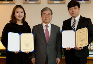 울산대 영어영문학 전공 김정명(왼쪽) 씨와 국제관계학 전공 백일홍(오른쪽) 씨가 17일 이철 울산대 총장으로부터 글로벌마케터 인증서를 받은 뒤 기념사진 촬영을 하고 있다.