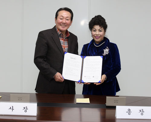 김학송(왼쪽) 한국도로공사 사장과 강성애 김천대학교 총장이 24일 산학협력 양해각서를 체결한 후 기념촬영을 하고 있다. 한국도로공사 제공