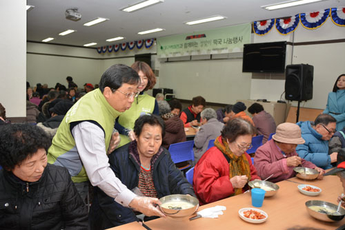 대구백화점 구정모 회장이 한마음봉사단과 함께 설 명절을 앞두고 범물복지관에서 떡국 배식 봉사활동을 펼치고 있다. 또는 대구백화점 구정모 회장이 한마음봉사단과 함께 설 명절을 앞두고 범물복지관에서 설거지 봉사활동을 펼치고 있다. 대구백화점 제공