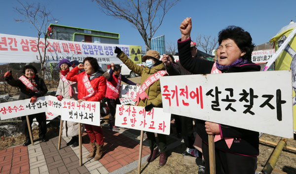 월성1호기의 계속운전이 결정된 27일 오전 경북 경주시 월성원전 홍보관 앞에서 인근 주민들이 사용 승인에 반대하는 구호를 외치고 있다. 연합뉴스