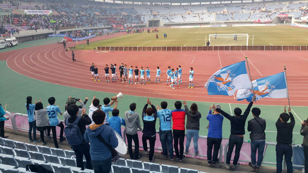 21일 부천종합경기장에서 열린 K리그 챌린지 대구FC의 개막전에 원정 응원 간 대구 팬들이 경기 후 인사하는 선수들을 격려하고 있다. 대구FC 제공