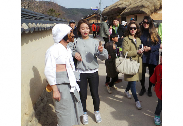 높은 담장과 꽉 닫힌 대문으로 고가옥과 마을주민 접촉이 자유롭지 못한 유네스코 세계유산 안동 하회마을의 골목길에 나와 있는 하회별신굿탈놀이 할미탈에게 관광객들이 앞다퉈 몰려 와 말을 걸거나 같이 기념사진을 찍는 등 사람구경을 즐기느라 금세 북새통을 이루고 있다.