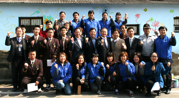 삼성전자 구미 스마트시티가 구미 도량동 밤실마을에서 밤실벽화 2년차 사업 발대식을 하고 있다. 삼성전자 제공