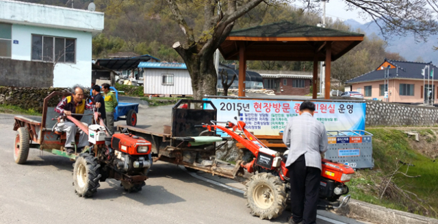 ▲고령군이 찾아가는 종합민원실을 운영하면서 지역민들의 애로 사항을 현장에서 해결, 호응을 얻고 있다. 고령군 제공