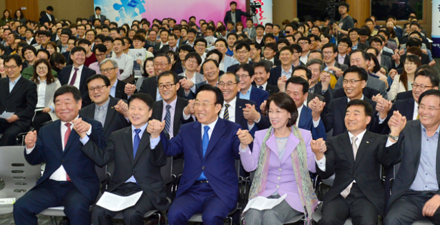 ▲경상북도는 21일 신도청시대를 맞아 새로운 공직자상 선포식 및 공직혁신 특별교육을 실시하고, 정부혁신의 선봉에 서겠다고 다짐했다. 경상북도 제공