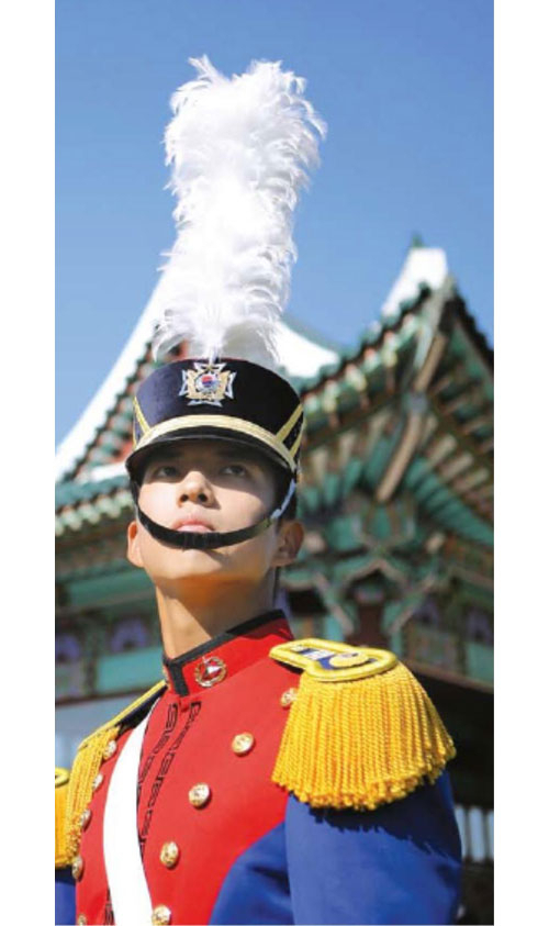 사관학교와 경찰대학은 1차 자체 필기기험과 2차 적성시험을 거쳐 수능성적과 학생부, 1·2차 시험 성적을 합산한 총점으로 합격자를 선발한다. 예복을 착용한 육군사관생도.