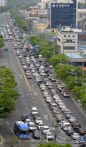 28일 대구도시철도 1호선 반야월역 에스컬레이터 설치 공사를 하면서 1개 차로를 막고 진행하고 있어 퇴근 시간대에 극심한 교통 혼잡을 빚고 있다. 성일권 기자 sungig@msnet.co.kr