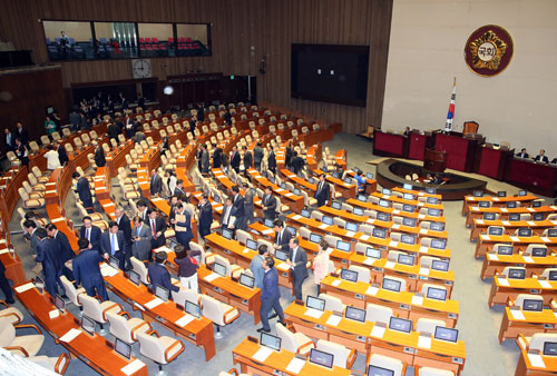 4월 임시국회에서 공무원연금 개혁안 처리가 무산된 6일 밤 새누리당 의원들이 국회 본회의장을 떠나고 있다. 연합뉴스