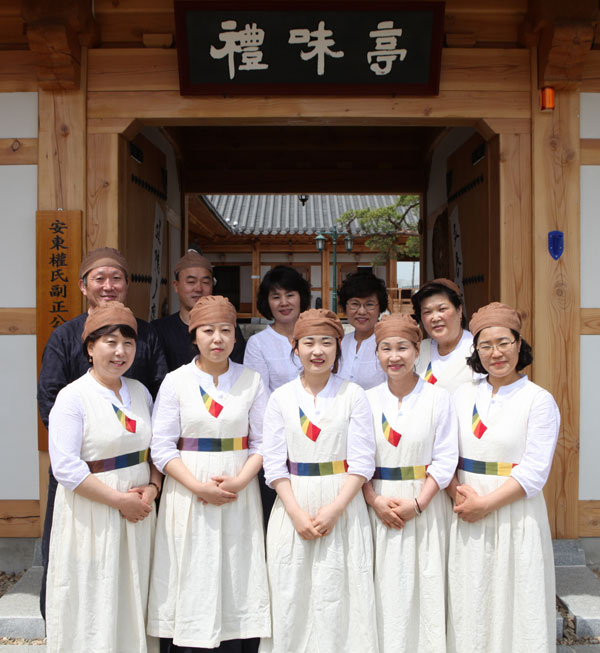 대장금 드라마에 나오는 전통 수라간 복장 차림으로 안동예절의 진수를 보여주겠다며 손님맞이에 나선 맛 체험장 조리사와 스토리텔러.