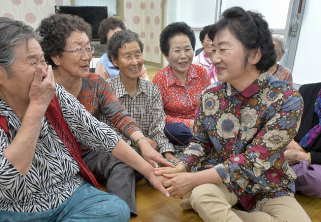 대구 달서구보건소에서 근무하는 송귀순 씨가 어버이날을 하루 앞둔 7일 비둘기아파트 경로당을 방문해 어르신들과 이야기꽃을 피우고 있다. 우태욱 기자 woo@msnet.co.kr