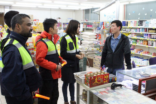 외국인 근로자들의 범죄가 늘면서 이를 차단하고 예방하기 위해 경산경찰서는 외국인 근로자로 구성된 자율방범대를 만들어 범죄예방 활동에 나서고 있다. 경산경찰서 제공