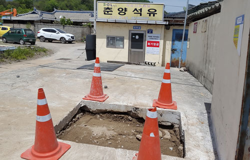 누수 차단 공사를 하기 위해 주유 저장탱크가 매설된 곳이 파헤쳐져 있다. 토지 소유자가 지난 8일 촬영했다.