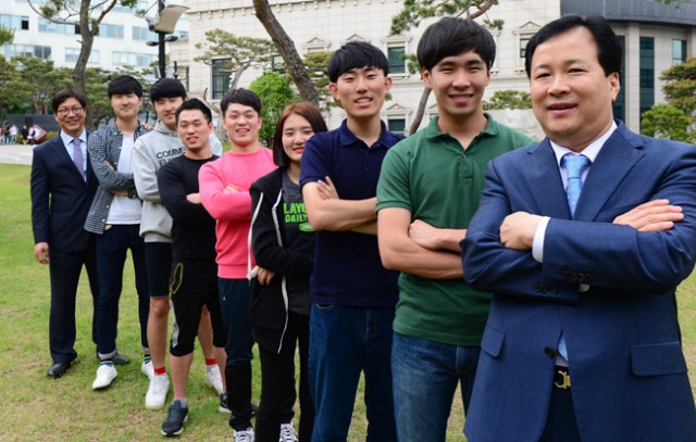 대구보건대 물리치료과에 재학 중인 2쌍의 쌍둥이 형제, 남매 학생들과 지도교수들이 기념사진을 찍었다. 대구보건대 제공