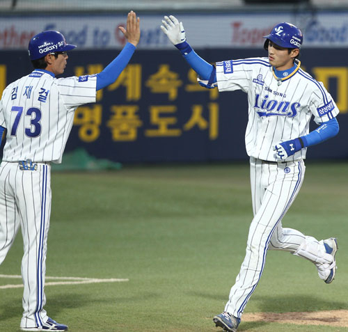 13일 대구구장에서 열린 삼성과 한화의 경기 3회말 구자욱이 2점 홈런을 친 후 그라운드를 돌며 김재걸 3루 코치의 환영을 받고 있다. 삼성 라이온즈 제공