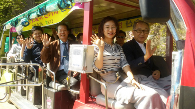 대구시지체장애인협회 산하 20여 명의 시설장(長)들이 전기버스를 타고 비슬산을 오르고 있다. 김성우 기자