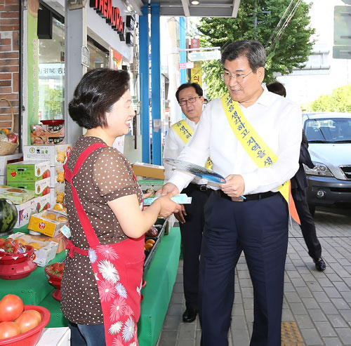 박인규 대구은행장이 20일 대구 수성시장을 찾아 상인과 담소를 나누고 있다. 대구은행 제공