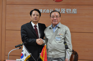 중국 충칭시 창소우구 인민정부의 자오스칭(왼쪽) 대표가 2일 세원물산을 방문해 김문기 회장과 악수를 하고 있다. 민병곤 기자