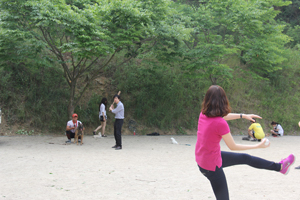 11일 열리는 프로야구 삼성-한화전 시구자인 애완동물관리과 김정은 교수와 주전 포수인 