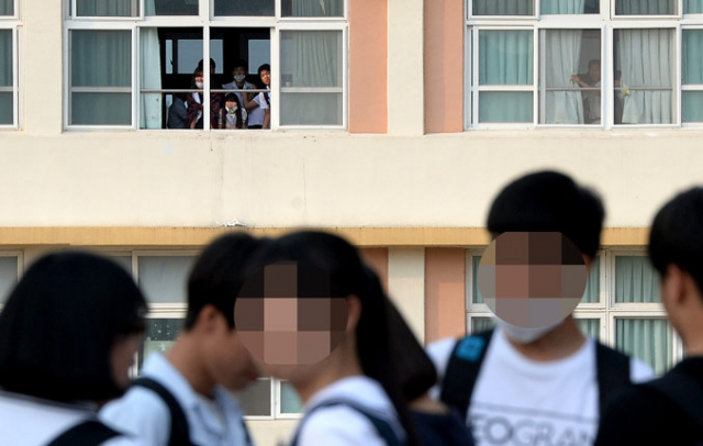 12일 오후 경북 첫 메르스 양성 확진 판정을 받은 교사 A(59) 씨가 교사로 재직한 포항의 한 고등학교 학생들이 병설 중학교 학생들의 하교 를 지켜보고 있다. 김영진 기자 kyjmaeil@msnet.co.kr