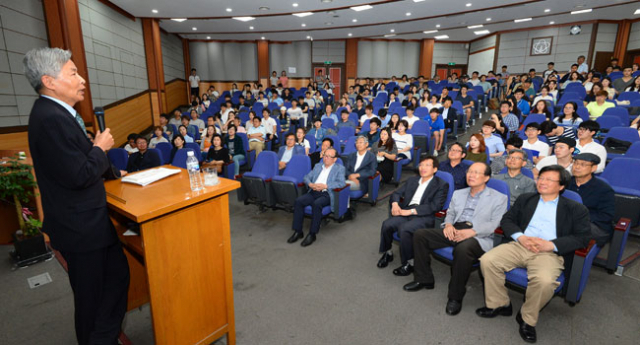 11일 오후 경북대 제4합동강의동 강의실에서 이정우 교수가 교수와 학생들을 대상으로 마지막 퇴임 강연을 하고 있다. 정운철 기자