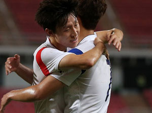 축구 대표팀 이재성이 16일 오후(한국시간) 태국 방콕의 라자망갈라 국립경기장에서 열린 미얀마와의 2018 러시아 월드컵 2차 예선 첫 경기에서 첫 골을 넣은뒤 손흥민과 포옹하고 있다. 2015.6.16/연합뉴스