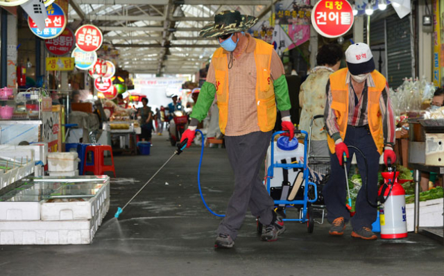 16일 오후 대구 남구 대명시장에서 남구보건소 방역예방팀 관계자들이 메르스 감염 예방을 위해 긴급 소독을 실시하고 있다. 정운철 기자 woon@msnet.co.kr