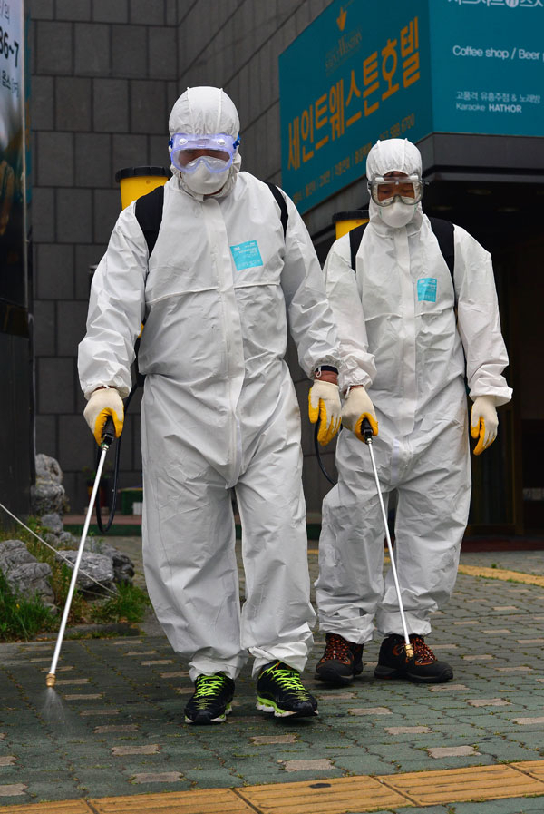 17일 오후 대구 첫 메르스 확진 환자 K씨가 다녀간 것으로 알려진 성서 세인트웨스튼호텔 입구에서 달서구보건소 예방의학팀 관계자들이 긴급 방역소독을 실시하고 있다. 정운철 기자 woon@msnet.co.kr