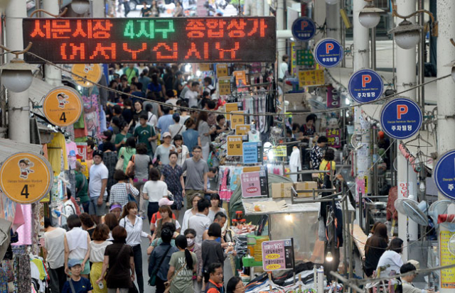 메르스가 진정세를 보이고 있는 가운데 23일 대구 서문시장은 장을 보러 나온 많은 시민들로 모처럼 활기를 띠고 있다. 김영진 기자 kyjmaeil@msnet.co.kr