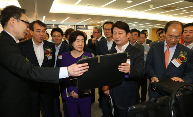 대구 창조경제가 작년 삼성과의 MOU 체결 이후 채 1년도 지나지 않아 가시적인 성과를 내고 있다. C랩 1기 쇼케이스에서 창업기업의 제품을 둘러보는 권영진 대구시장. 매일신문 DB