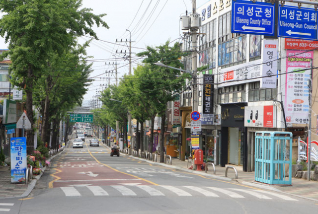 의성군은 의성읍 중앙로의 노후된 간판과 가로등을 교체하고 전선 지중화사업 등을 통해 의성읍만의 밝고 특색 있는 도시 공간을 연출할 방침이다. 이를 통해 침체된 상권도 회복시켜 나갈 계획이다. 현재의 의성읍 중앙로 시가지 모습.