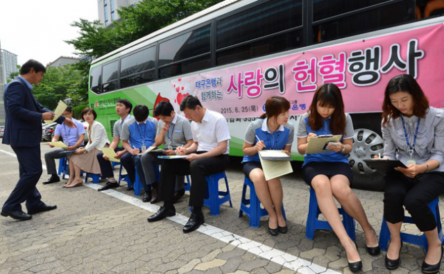 25일 대구은행 본점 주차장에서 대구은행 직원들이 사랑의 헌혈에 동참하고 있다. 이번 헌혈 행사는 메르스 여파로 헌혈자 수가 급감해 \