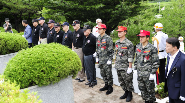 6·25전쟁에 참전한 미 해병대 퇴역용사들이 26일 포항 독석리 한미 해병대 충혼탑에서 전우들을 추모하고 있다. 해병대 제공