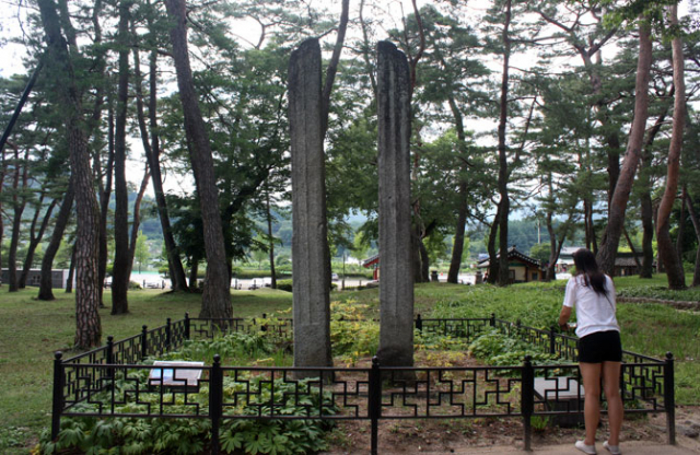 소수서원 입구에 있는 숙수사지 당간지주. 안향은 어린 시절 이곳에서 유교경전을 읽고 학문을 닦았다. 마경대기자